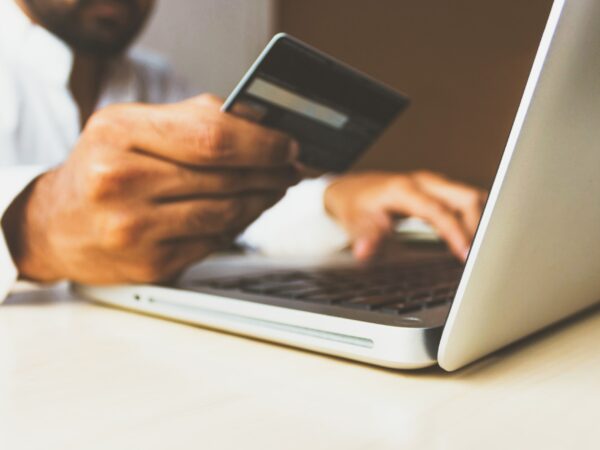 Spar penge i hverdagen ved at shoppe online